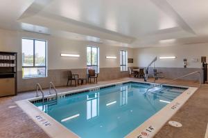 ClarkstonComfort Inn & Suites的在酒店房间的一个大型游泳池