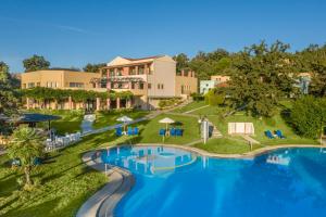 阿查拉维开元度假酒店的享有度假村的空中景致,设有大型游泳池