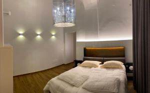 卡塞塔Tropicana Room的一间卧室配有一张大床和一个吊灯。