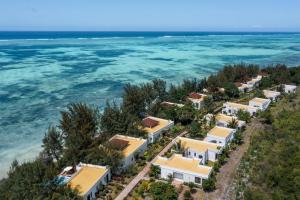 吉汶瓦Moja Tuu The Luxury villas & Nature Retreat的海滩上别墅的空中景致