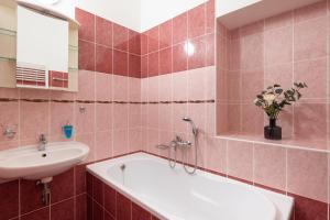 利托米什尔塔西耐尔旅馆的浴室配有盥洗盆、浴缸和盥洗盆