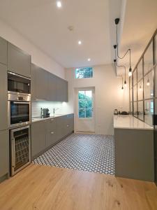 波尔图FLH Seaside Luxury House in Porto的厨房配有灰色橱柜和台面