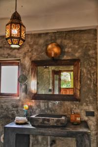莫尔吉姆Jardin d'Ulysse & Hard Rock的一间带水槽和镜子的浴室