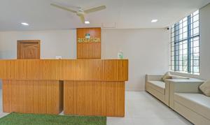 库斯哈尔纳加尔Treebo Trend Green Land Kushalnagar的客厅配有木制家具和沙发