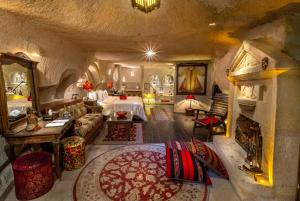 于尔居普Cappadocia Gamirasu Cave Hotel的带壁炉的酒店客房的顶部景色