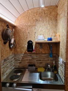 TraversLa roulotte的厨房配有水槽和台面