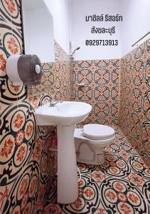 桑卡武里มาชิลล์ รีสอร์ท สังขละบุรี的一间带水槽和卫生间的浴室