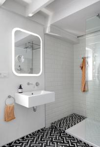 根特阁楼套房旅馆的白色的浴室设有水槽和镜子