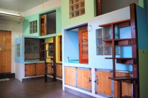 沙美岛Sundaze Samet - Bar & Hostel的一间设有木门和窗户的墙壁客房