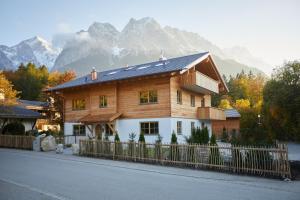 格赖瑙Zugspitzerei - Premium Chalet Ferienwohnungen的一座大木房子,背景是群山