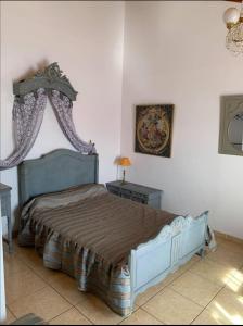 马瑟伊兰Appartement d'exception sur le port pittoresque de Marseillan的一间卧室配有一张带天蓬的大床