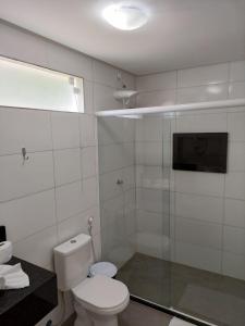 伊尔哈德博伊巴Pousada Sunset Boipeba的一间带卫生间和玻璃淋浴间的浴室