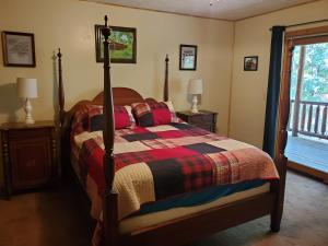 MillerstownSnyder's Knob的一间卧室设有床、两个床头柜和窗户