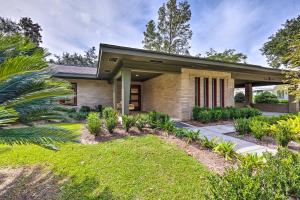 海泉市Mid-Century Dream Home Less Than Half-Mile to Beach!的一座带景观的砖房