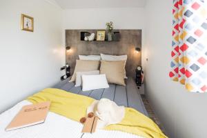 Villiers-sur-OrgeCamping Paris Beau Village的一间卧室配有一张带黄色床单的大床