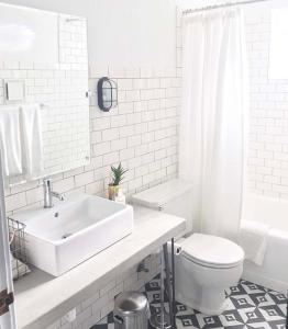 萨利达Amigo Motor Lodge的白色的浴室设有水槽和卫生间。