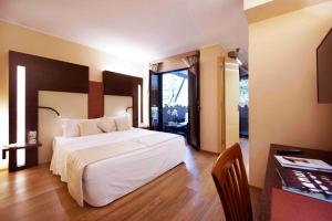 米兰纳维吉利艺术酒店的卧室配有一张白色大床和一张书桌