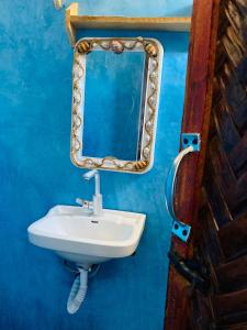 江比阿Kasuku Villa的一间带水槽和镜子的浴室