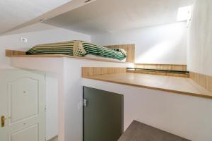 梅莱纳拉CASA ADA的一间设有木架和绿门的房间