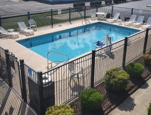斯科茨博罗Quality Inn Scottsboro US/72-Lake Guntersville Area的游泳池周围设有围栏