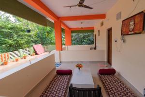亨比Saptami Hampi Homestay的客房设有桌椅和窗户。