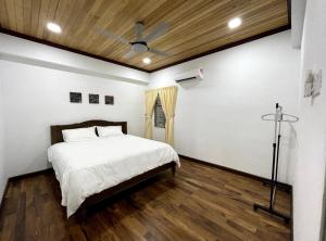 实兆远The Venus - Spacious Wooden TOP Floor Apartment的一间卧室配有一张床,铺有木地板