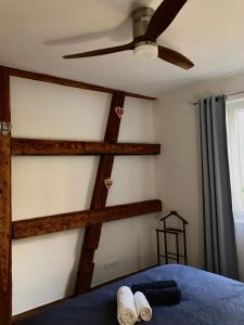 罗塞姆Au repos des vignes, chambres d'hôtes的卧室设有木梁墙壁