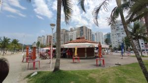 圣维森特岛Cobertura Com Vista Para a Praia的棕榈树公园和建筑中的凉亭