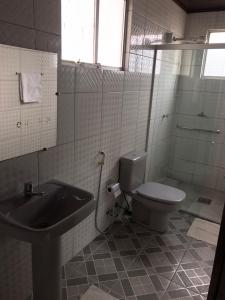 索雷Apartamento Suíte em Soure.的一间带卫生间和水槽的浴室
