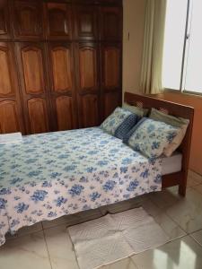 索雷Apartamento Suíte em Soure.的一间卧室配有一张带蓝色和白色棉被的床