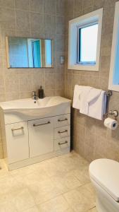 斯特拉特福德斯特拉特福德纳提鲁安努山区酒店的浴室配有白色水槽和卫生间。
