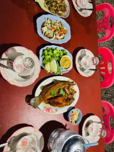 柴老海滩部恩南华度假酒店的餐桌,盘子上放着食物和蔬菜碗