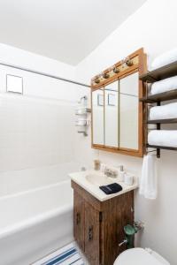 密尔沃基Flexhome Economy 2BR Apartment B2 - READ INFO的浴室配有盥洗盆、卫生间和浴缸。