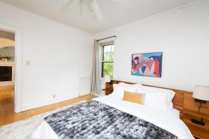 密尔沃基Flexhome Economy 2BR Apartment B2 - READ INFO的白色的卧室设有床和窗户