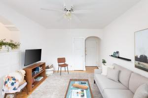 密尔沃基Flexhome Economy 2BR Apartment B2 - READ INFO的带沙发和电视的白色客厅