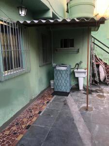 里约热内卢!!Casa na Penha toda Mobiliada em rua Tranquila!的一间带卫生间和绿色墙壁的浴室