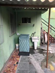 里约热内卢!!Casa na Penha toda Mobiliada em rua Tranquila!的绿色的客房设有水槽和卫生间