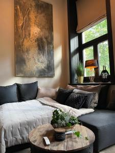Black Suite 2 Luxus in Alsternähe客房内的一张或多张床位