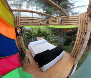 瓜尔内Biohotel Ecohouse的圆顶上的卧室,配有一张床