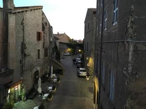 维泰博l'eco dei Papi的一条小巷,在街道上停有汽车,街道上建有建筑
