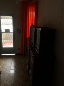 里约热内卢!Penha casa toda mobiliada para temporada的一间带电视和窗户的客厅