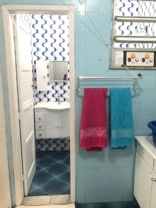 里约热内卢!Penha casa toda mobiliada para temporada的浴室设有水槽和红色及蓝色毛巾。