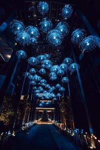 杭州杭州运河祈利酒店(非物质文化遗产酒店）的一间设有圣诞灯和圣诞树的房间