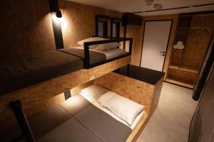 拉斯阿尔卡麦Bear Grylls Explorers Camp的走廊的客房内设有两张双层床。