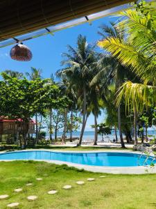 富国Cay Sao Resort的享有海滩景致的游泳池