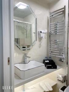 鲁昂KYRIAD ROUEN SUD - Sotteville les Rouen的白色的浴室设有水槽和镜子