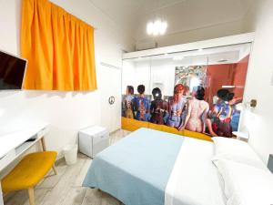 巴勒莫BaRock B&B Palermo的一间卧室配有一张床,并画着儿童画