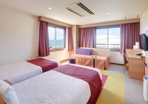 名户冲绳余家弗酒店的酒店客房配有两张床和一张书桌