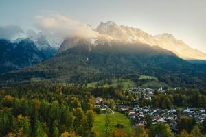 格赖瑙Zugspitzerei - Premium Chalet Ferienwohnungen的山地山谷中的小镇