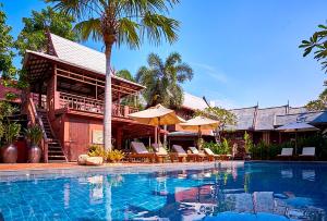 华欣卢恩卡诺克泰屋度假酒店的房屋前的游泳池
